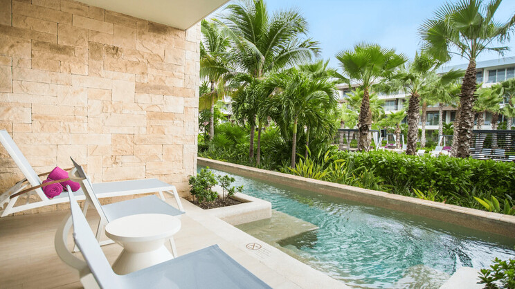 Xhale Club Junior Suite Swim Out Tropical View